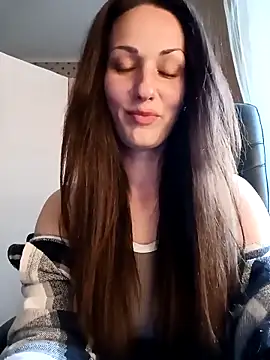 LunaCrystall online show from April 2026 04:00:02 PM