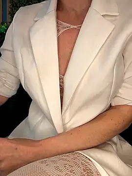 EvaliXiouss online show from April 2026 06:13:02 PM