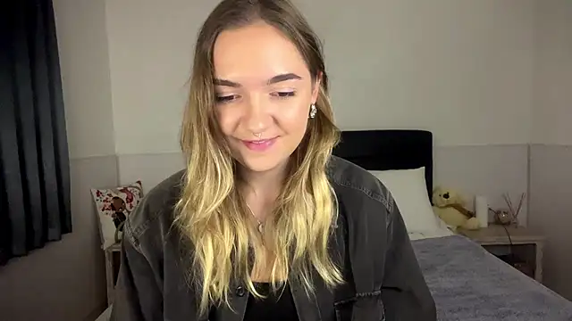 Snapshot of RoxyWet chatting on July 2026 03:28:01 PM RoxyWet online show from July 2026 03:28:01 PM