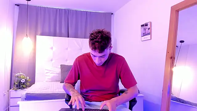 Thiago 2003  online show from April 2026 12:10:01 PM