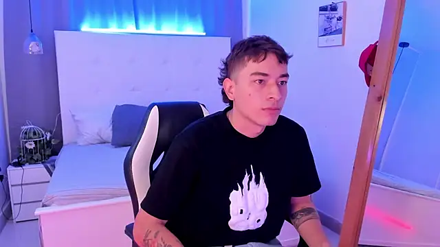 Thiago 2003  online show from April 2026 12:28:02 PM