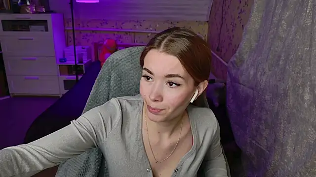 Lunavira online show from April 2026 06:24:02 PM