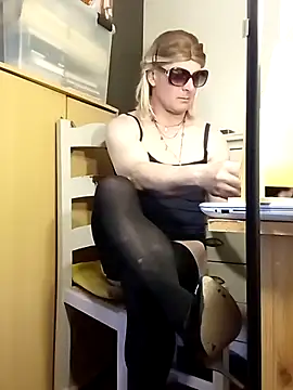 stephie83 online show from March 2026 04:44:01 PM