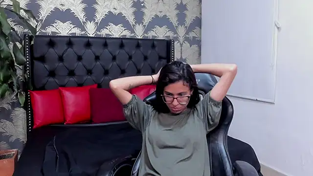 Emily Lopera online show from April 2026 02:32:01 PM