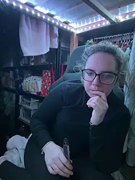 curvyneon online show from April 2026 06:11:02 PM