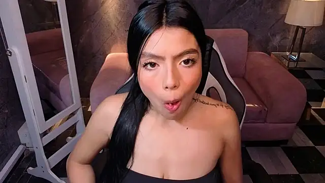 Snapshot of _Charlottee_b chatting on April 2026 07:59:02 PM Charlottee b online show from April 2026 07:59:02 PM