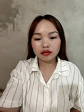 Snapshot of Mina_xYx chatting on April 2026 02:00:02 AM Mina xYx online show from April 2026 02:00:02 AM