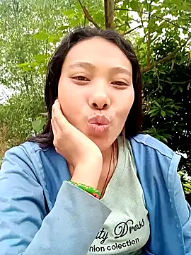 Snapshot of Leiley_98 chatting on April 2026 02:51:02 AM Leiley 98 online show from April 2026 02:51:02 AM