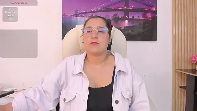 Reina Mia1 online show from April 2026 11:08:02 PM