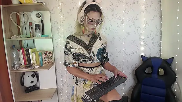  Alexaavandercloude online show from March 2026 07:08:01 PM