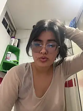 LinaEvansonn online show from April 2026 01:01:02 AM