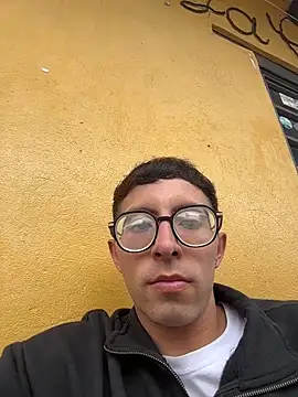 LeonBlazze online show from April 2026 07:00:01 PM