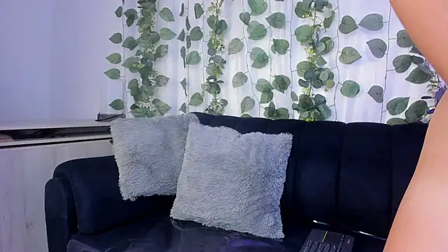 Mia Luna online show from April 2026 07:58:01 PM