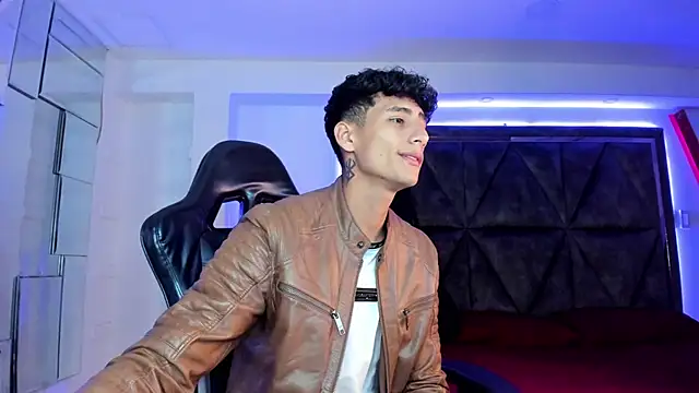 MaxiimoRomano  online show from April 2026 01:05:02 PM