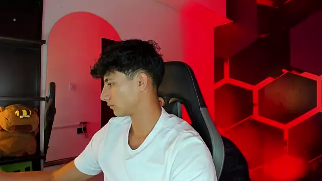 Snapshot of MaxiimoRomano_ chatting on June 2026 07:13:01 PM MaxiimoRomano online show from June 2026 07:13:01 PM