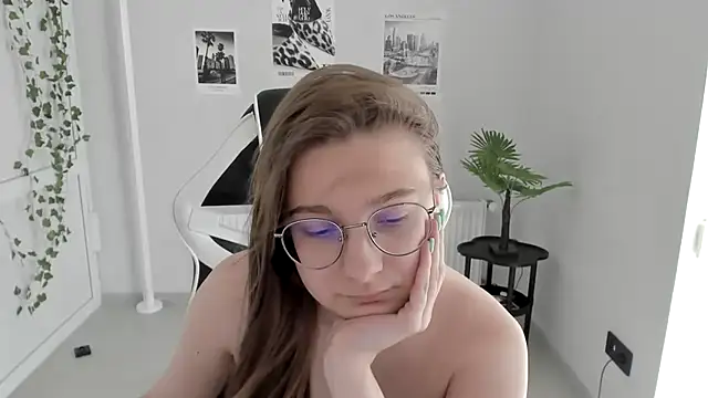 Snapshot of Mia_kristal chatting on June 2026 08:13:01 AM Mia kristal online show from June 2026 08:13:01 AM