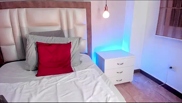 AnnieBlluee online show from April 2026 12:11:02 PM