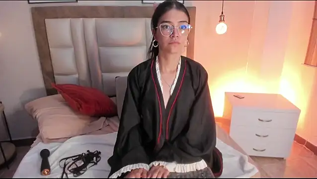 AnnieBlluee online show from April 2026 07:58:01 PM