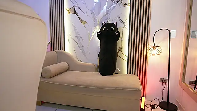 LucyWeisser online show from April 2026 04:33:01 PM