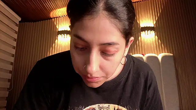 Melannyy V online show from April 2026 01:23:02 PM