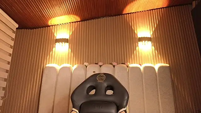 Melannyy V online show from April 2026 12:43:01 PM