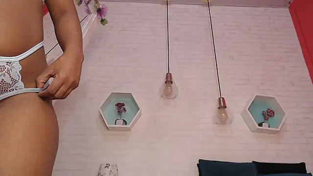 CharlotteBrownn2 online show from April 2026 12:49:01 PM