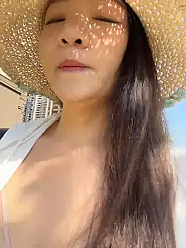 lucyxiaolulu online show from April 2026 01:31:02 AM