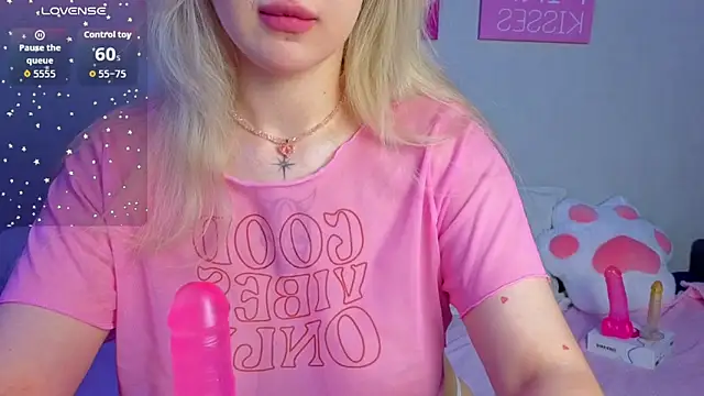 Snapshot of BlondieSummer chatting on June 2026 06:07:02 PM BlondieSummer online show from June 2026 06:07:02 PM