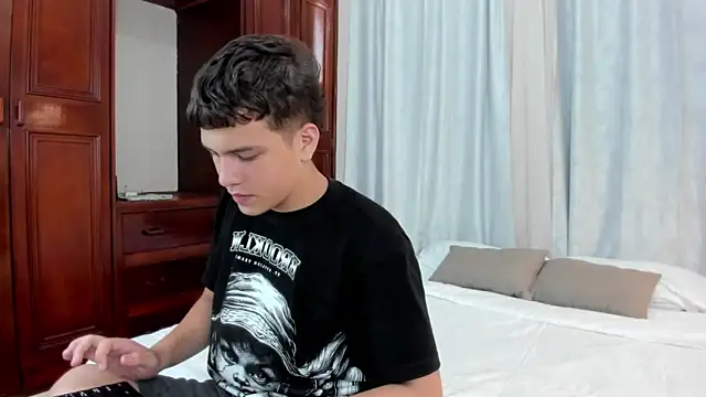 dennis hills online show from April 2026 07:51:01 PM