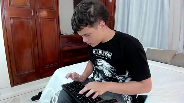 dennis hills online show from April 2026 07:58:01 PM