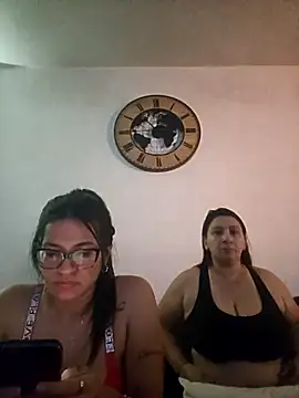 Gia-and-Lara online show from April 2026 05:39:02 PM