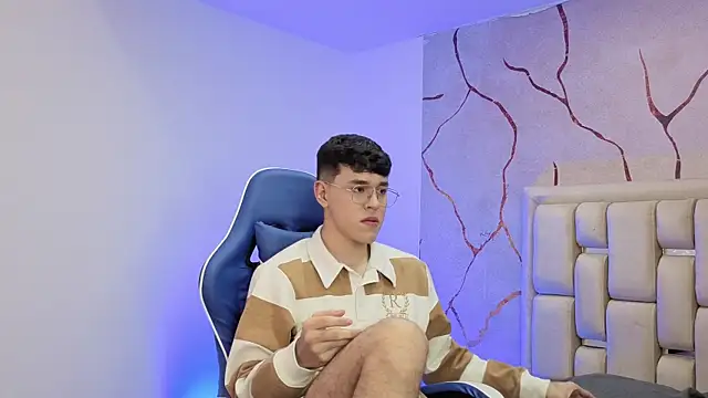 Tom Parker  online show from April 2026 10:15:01 PM