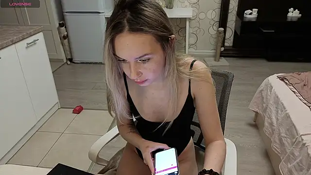 Candy Loveee online show from April 2026 06:01:01 PM