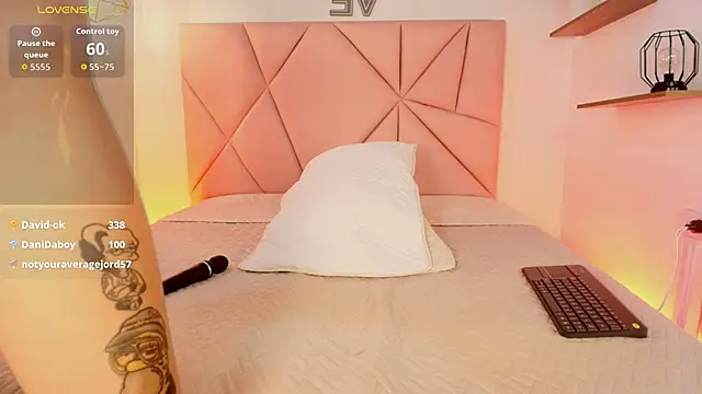 mia jonnes18 online show from April 2026 07:51:01 PM