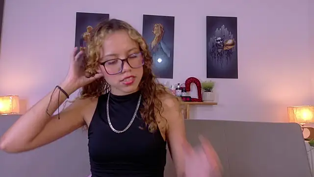 Snapshot of lia_valmont_01 chatting on May 2026 06:47:01 PM lia valmont 01 online show from May 2026 06:47:01 PM
