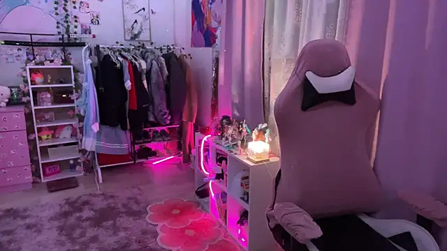 ToxiraLuneX online show from April 2026 04:55:01 PM