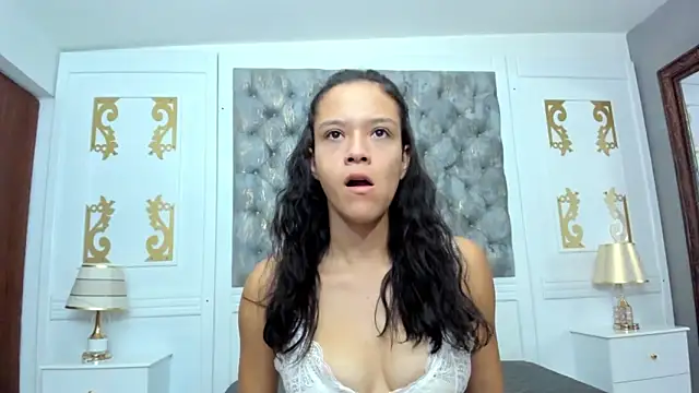 LunaWarner18 online show from April 2026 01:52:02 PM