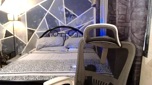 demeterfoxx online show from April 2026 01:04:01 AM