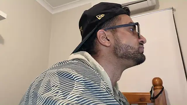 robin103666 online show from April 2026 12:10:01 PM