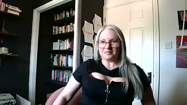 Snapshot of EmberSinn chatting on April 2026 10:53:02 AM EmberSinn online show from April 2026 10:53:02 AM