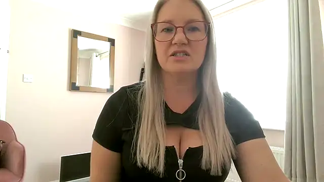 Snapshot of EmberSinn chatting on June 2026 11:44:02 AM EmberSinn online show from June 2026 11:44:02 AM