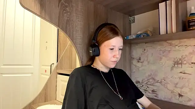 KiraNice1 online show from April 2026 12:25:01 PM