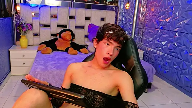 IsaacNovaa online show from April 2026 09:39:33 PM