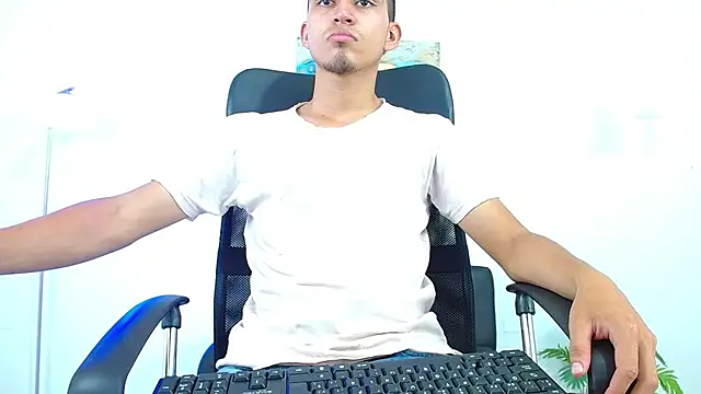 lucass 18 online show from April 2026 08:09:02 PM