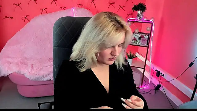 Snapshot of KathyBriggs chatting on June 2026 05:23:01 AM KathyBriggs online show from June 2026 05:23:01 AM