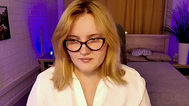 Snapshot of KathyBriggs chatting on July 2026 05:36:01 AM KathyBriggs online show from July 2026 05:36:01 AM