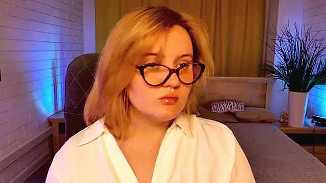 Snapshot of KathyBriggs chatting on July 2026 05:22:01 AM KathyBriggs online show from July 2026 05:22:01 AM