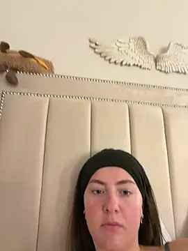 LolaSkyee online show from April 2026 06:57:01 AM