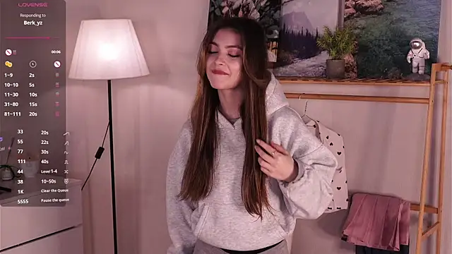 CherlyGuss online show from April 2026 03:32:01 AM