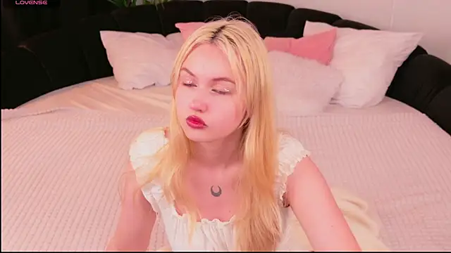 Lilly Eyes online show from July 2026 01:59:01 PM